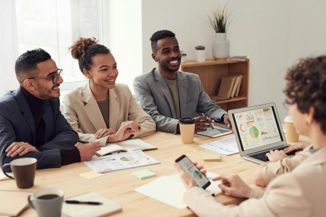 Coworkers productifs et heureux dans un espace de coworking