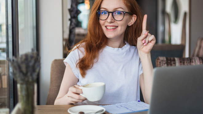 femme boit café pause dans bureau