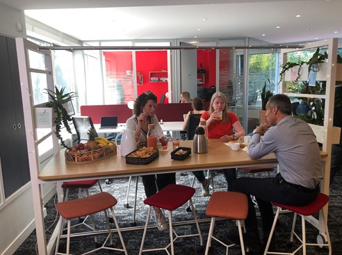 Pause café dans un espace détente Emergence