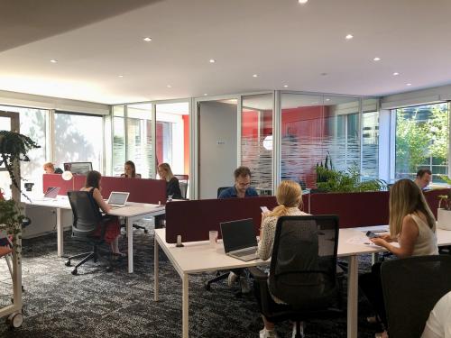 Bureau humain coworking lumineux